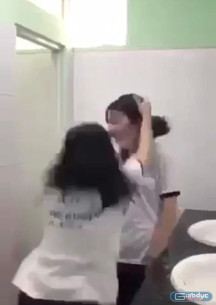 Cảnh hai nữ sinh trường Đồng Khởi đánh nhau trong nhà vệ sinh (ảnh cắt từ video clip)