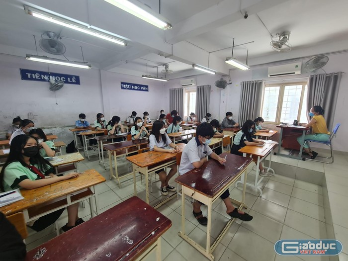 Thí sinh làm thủ tục thi lớp 10 tại điểm thi trường Hà Huy Tập, quận Bình Thạnh (ảnh: P.L)
