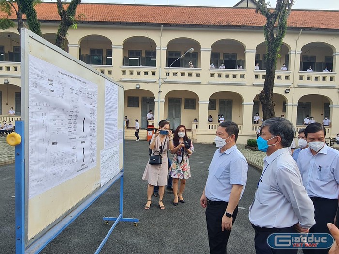 Lãnh đạo Thành phố Hồ Chí Minh kiểm tra sơ đồ phòng thi ở điểm thi trường trung học phổ thông chuyên Lê Hồng Phong (ảnh: P.L)