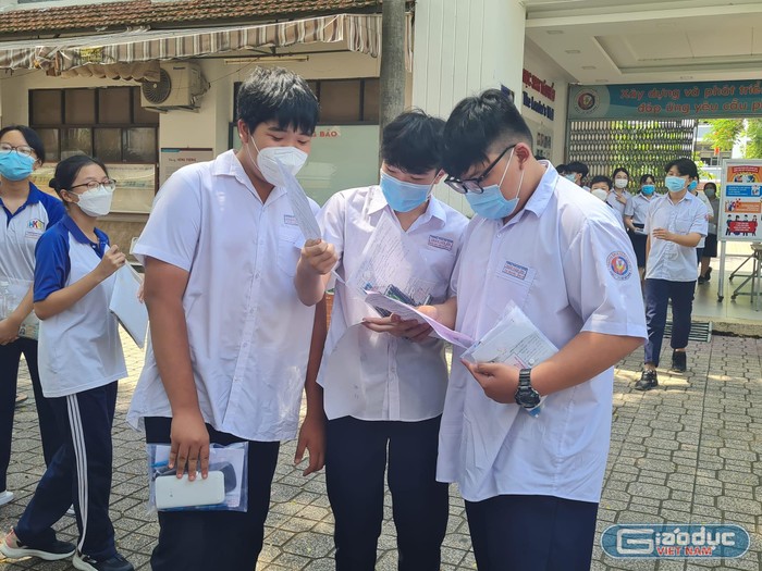Học sinh tại điểm thi trường trung học cơ sở Trần Văn Ơn trao đổi về đề thi sau giờ làm bài (ảnh: P.L)