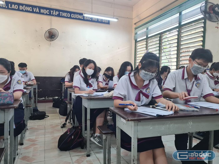 Học sinh lớp 12 Trường Trung học phổ thông Trưng Vương trong giờ ôn tập thi tại trường (ảnh: P.L)