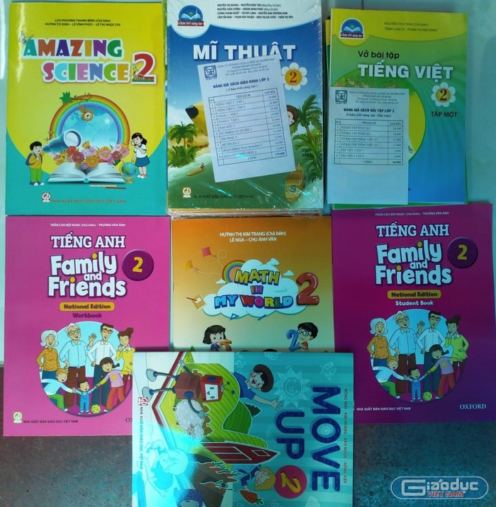 Có đến 5 quyển sách tham khảo tiếng Anh mà phụ huynh Trường Tiểu học Võ Thị Sáu cần mua cho học sinh lớp 2 (ảnh: P.L)