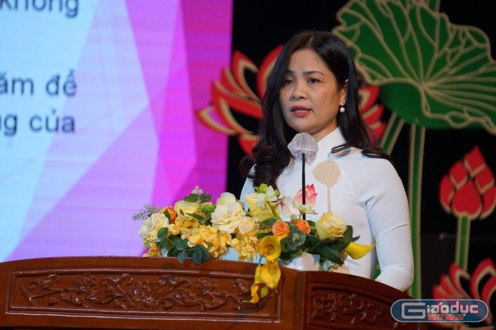 Cô Lê Thị Bình - Trưởng phòng Giáo dục và Đào tạo quận 1 phát biểu tại buổi lễ (ảnh: P.L)