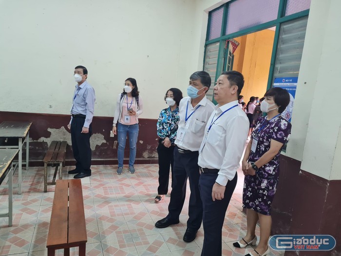 Phó Chủ tịch Ủy ban nhân dân Thành phố Hồ Chí Minh- Dương Anh Đức kiểm tra một phòng thi (ảnh: P.L)