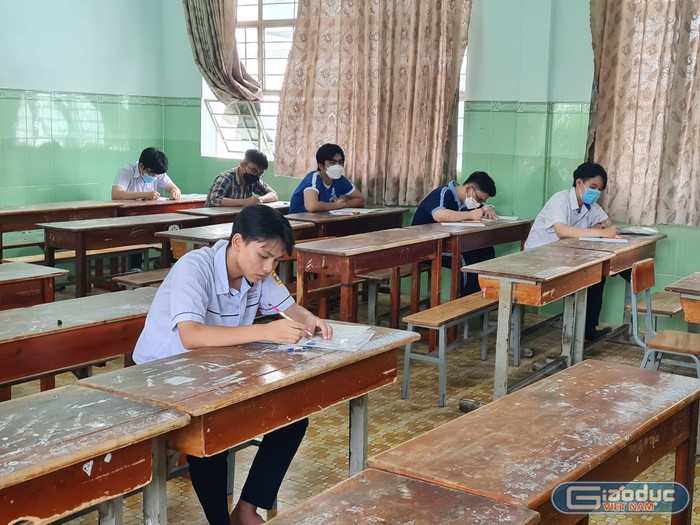 Thí sinh làm bài môn tiếng Anh tại điểm thi trung học cơ sở Quang Trung, Gò Vấp (ảnh: P.L)