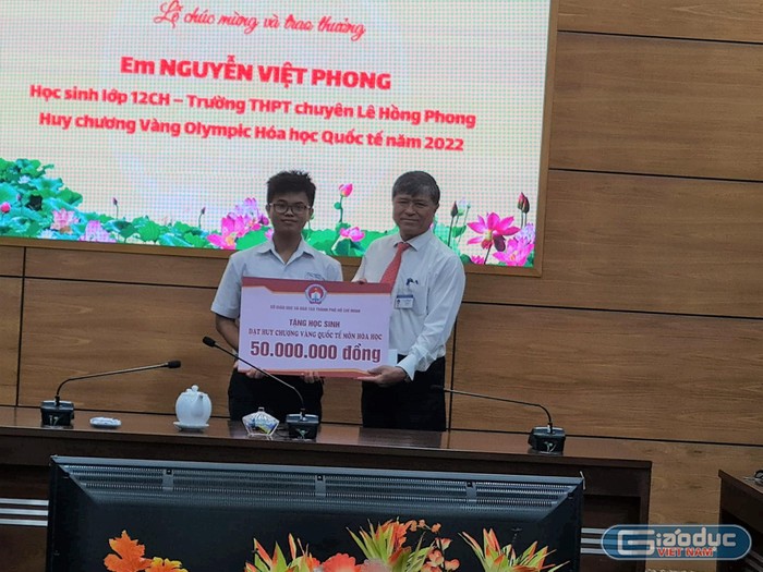 Giám đốc Sở Giáo dục và Đào tạo TP.HCM trao tặng 50 triệu đồng cho em Nguyễn Việt Phong (ảnh: P.L)