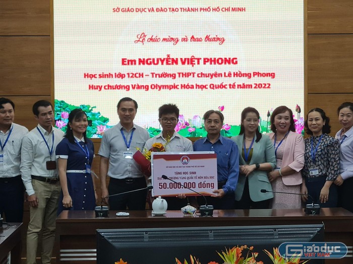 Lãnh đạo Phòng, ban chuyên môn thuộc Sở trao tặng 50 triệu đồng tới em Nguyễn Việt Phong (ảnh: P.L)