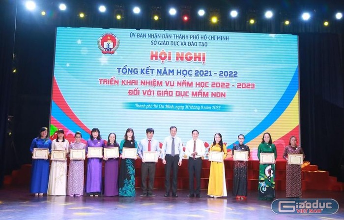 Phó Giám đốc Sở Giáo dục và Đào tạo Thành phố Hồ Chí Minh Lê Hoài Nam trao giấy khen cho các trường có thành tích xuất sắc trong năm học vừa qua (ảnh: P.L)