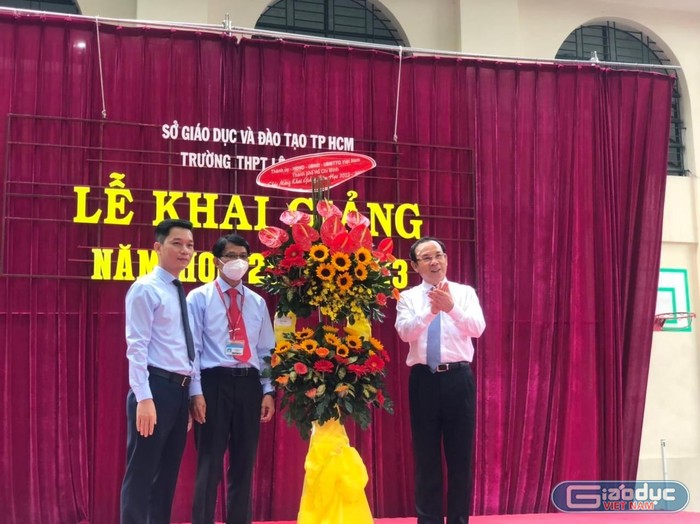 Bí thư Nguyễn Văn Nên tặng hoa, chúc mừng năm học mới ở Trường Lê Quý Đôn (ảnh: L.P)