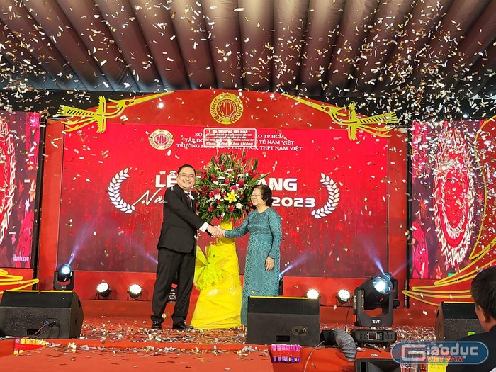 Nguyên Phó Chủ tịch nước Trương Mỹ Hoa tặng hoa chúc mừng năm học mới ở Trường Nam Việt (ảnh: P.L)