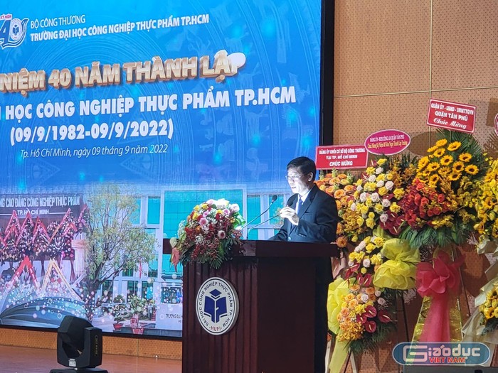 Phó Giáo sư Nguyễn Xuân Hoàn, Hiệu trưởng của HUFI đọc diễn văn tại buổi lễ (ảnh: P.L)