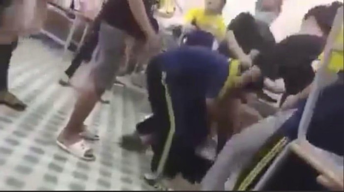 Nữ sinh trường Long Trường bị nhóm người bên ngoài đánh trong lớp học (ảnh cắt từ video clip)