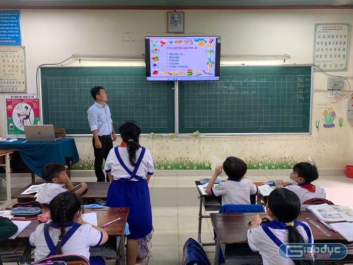 Học sinh một số lớp ở tiểu học Tân Phú Trung được học qua màn hình tivi (ảnh: CTV)
