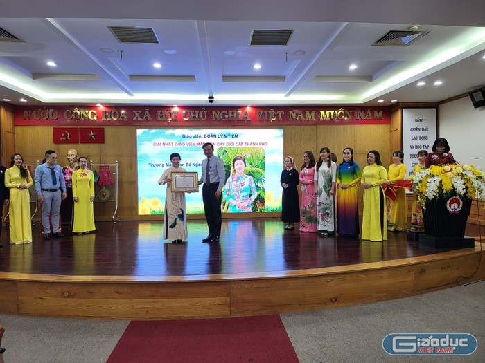 Ông Lê Hoài Nam - Phó Giám đốc Sở Giáo dục và Đào tạo Thành phố Hồ Chí Minh trao giải thưởng cho các giáo viên mầm non xuất sắc (Ảnh: P.L)
