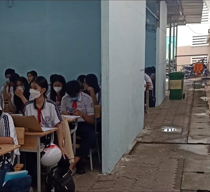 Cảnh tượng phòng học tạm bợ của một trong hai lớp 8 tại Trường trung học cơ sở Nguyễn Thị Thập, quận 7 (ảnh: Mạng xã hội)