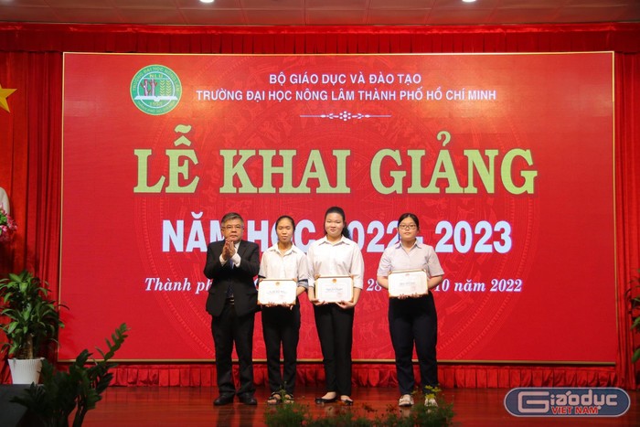 Phó Giáo sư Huỳnh Thanh Hùng trao tặng phần thưởng cho các sinh viên xuất sắc của trường (ảnh: NLU)