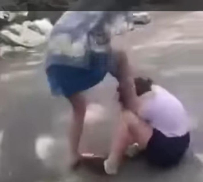 Một hành động mà em nữ sinh lớp 7 Trường Võ Thành Trang bị nữ sinh lớp 10 đạp lên người (ảnh cắt từ video clip)
