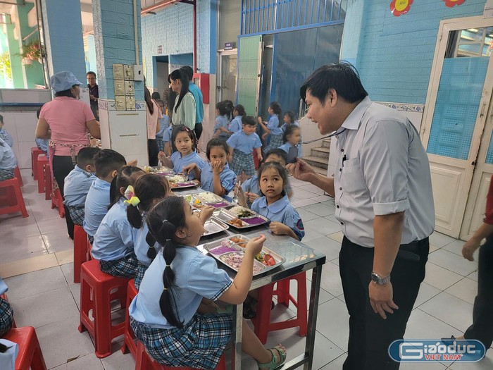 Thầy Võ Phương Bình mỗi buổi trưa luôn đến hỏi thăm việc ăn trưa của các em học sinh (ảnh: P.L)