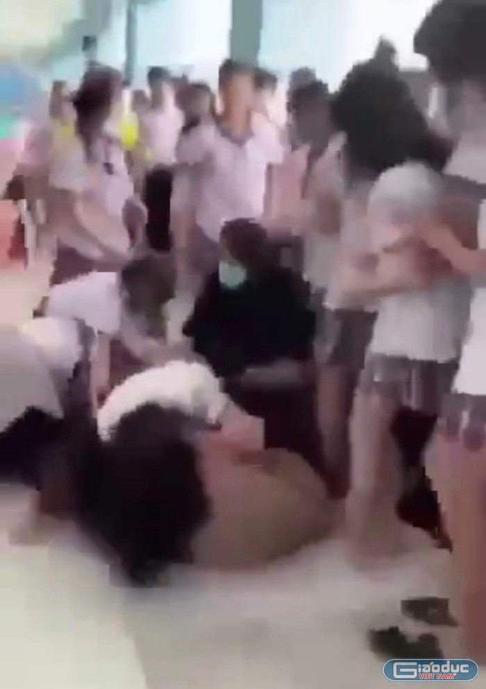 Một cảnh nữ sinh đánh nhau hôm 1/12 được video clip ghi lại (ảnh cắt từ video clip)