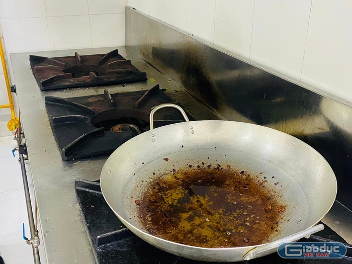 Bếp đun của trường đã cũ, ám khói đen và chảo vẫn còn dầu chiên không hợp vệ sinh (ảnh: P.L)