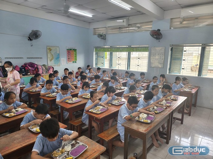 Bữa ăn bán trú trưa ngày 7/12 của học sinh tiểu học Nguyễn Thị Minh Khai, quận Gò Vấp (ảnh: P.L)
