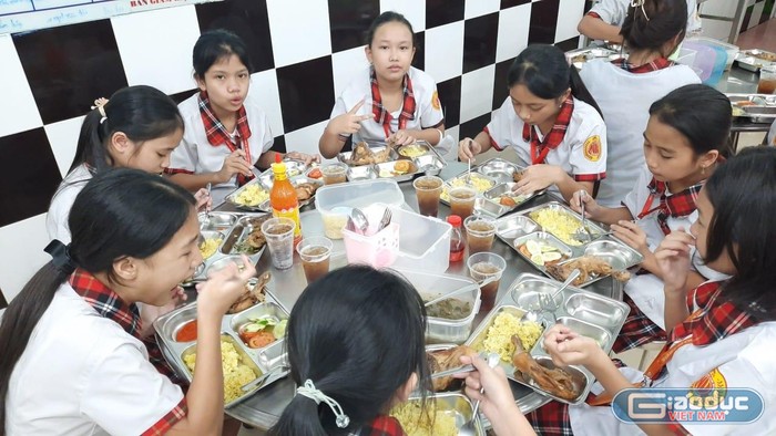 Chất lượng bữa ăn trưa của học sinh luôn được nhà trường đảm bảo. (Ảnh: P.L)