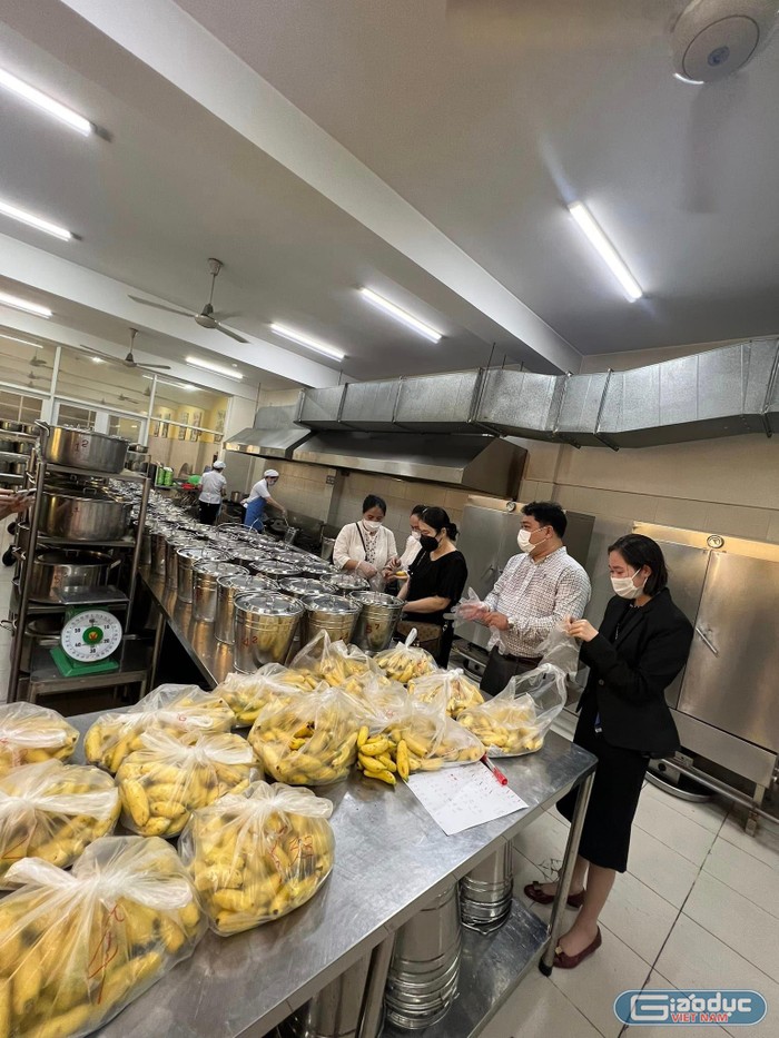 Phụ huynh Trường tiểu học Nguyễn Bỉnh Khiêm tham gia giám sát một khâu quá trình chế biến bữa ăn bán trú của học sinh (Ảnh: P.L)