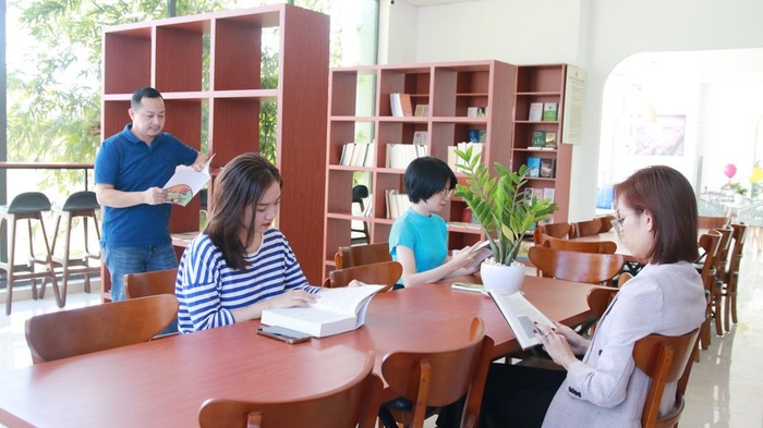 Cư dân đọc sách, tham khảo tài liệu tại Ngôi Nhà Trí Tuệ (ảnh: CTV)