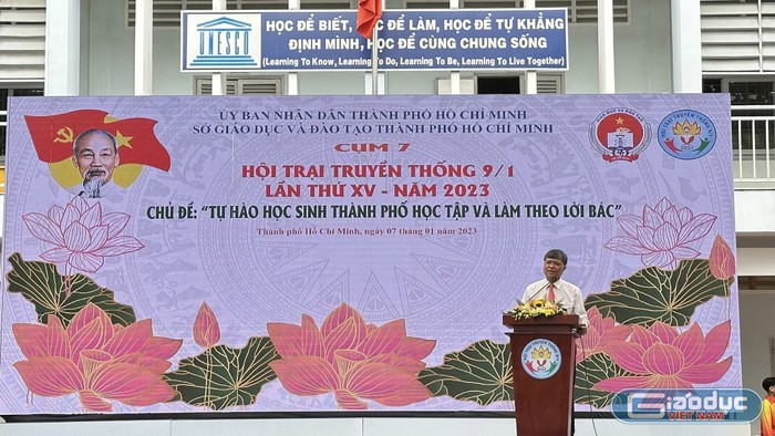 Giám đốc Sở Giáo dục và Đào tạo Thành phố Hồ Chí Minh phát biểu tại lễ khai mạc hội trại (ảnh: HTM)
