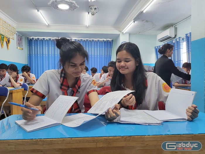 Những học sinh người dân tộc chăm chỉ học tập tại Thành phố Hồ Chí Minh. (Ảnh: P.L)