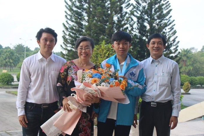 Gia đình em Phạm Hoàng Sơn rất vui mừng với thành tích huy chương Bạc Olympic Toán quốc tế. (Ảnh: NVCC)