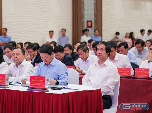 Bộ trưởng Bộ Giáo dục và Đào tạo Nguyễn Kim Sơn đến tham dự hội nghị vào sáng ngày 27/2 (ảnh: T.Tiền)