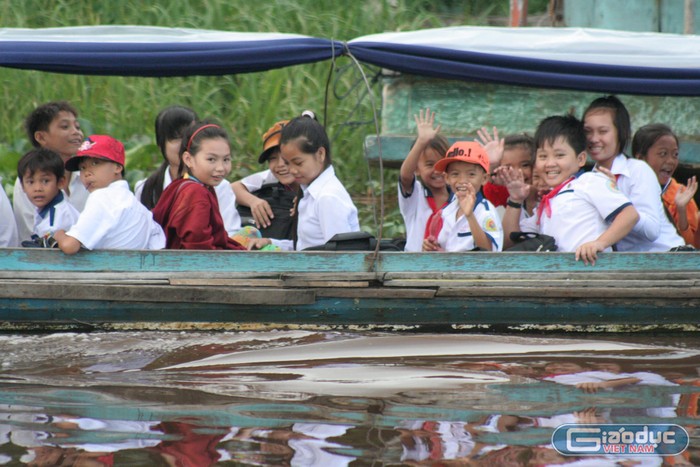Do đặc thù địa hình sông nước, học sinh nơi đây phải đến trường bằng xuồng (ảnh minh họa: CTV)