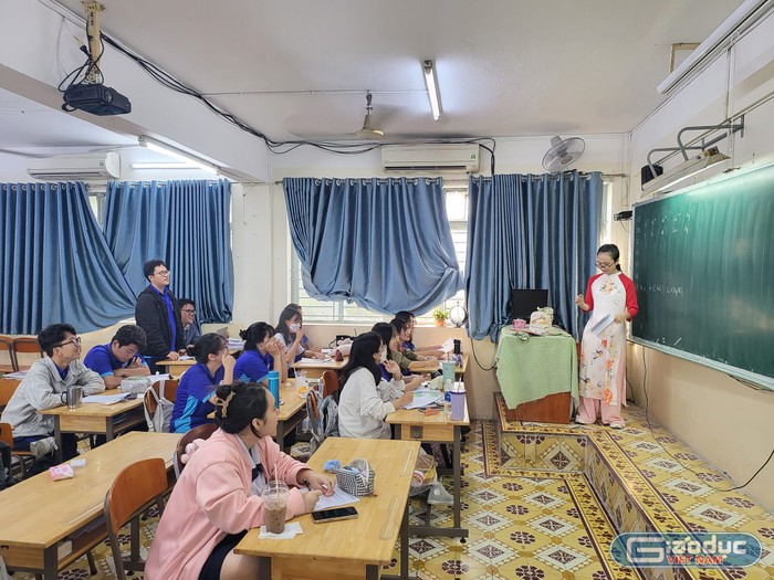 Học sinh Trường Nguyễn Du trải nghiệm &quot;Một ngày làm giáo viên&quot; (ảnh: P.L)