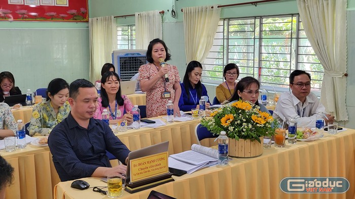 Giáo viên Trường tiểu học Hà Huy Giáp chia sẻ về quá trình triển khai chương trình giáo dục phổ thông mới (ảnh: P.L)