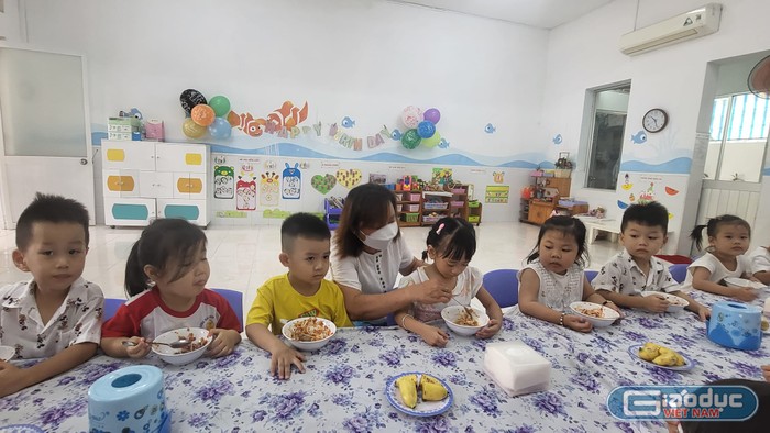 Cô Phương Châu chăm sóc trẻ trong giờ ăn trưa (ảnh: P.L)