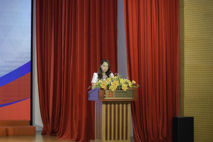 Thạc sĩ Trần Thúy Trâm Quyên phát biểu tại lễ ký kết (ảnh: HIU)