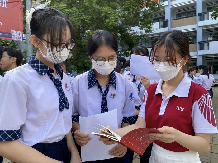 Học sinh tìm hiểu thông tin các ngành học tại Trường Đại học Quốc tế Hồng Bàng (ảnh: HIU)