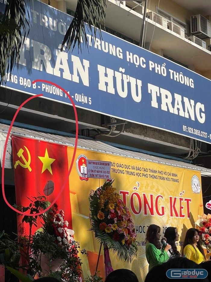 Biểu tượng cờ Đảng mà Trường Trần Hữu Trang in nhầm trên phông khánh tiết buổi lễ tổng kết sáng ngày 23/5 (ảnh: Giáo viên cung cấp)