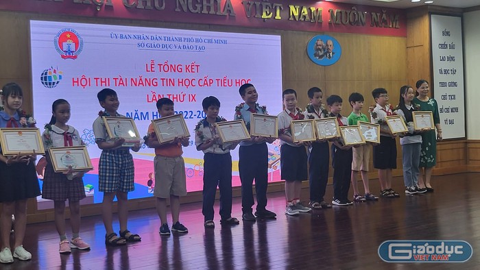 Trao giải thưởng cho các tài năng tin học cấp tiểu học đạt giải trong hội thi (ảnh: P.L)