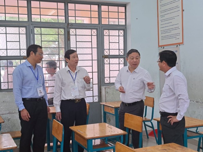 Ông Dương Anh Đức (thứ 2, phải sang) kiểm tra các điểm thi tuyển sinh lớp 10 tại huyện Cần Giờ (ảnh: CTV)