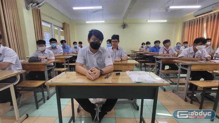 Thí sinh ở điểm thi Trường Nguyễn Khuyến trước giờ làm bài môn Ngữ văn (ảnh: P.L)