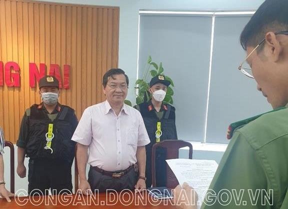 Bắt tạm giam ông Trần Minh Hùng - Nguyên Hiệu trưởng Trường Đại học Đồng Nai (ảnh: Công an tỉnh Đồng Nai)