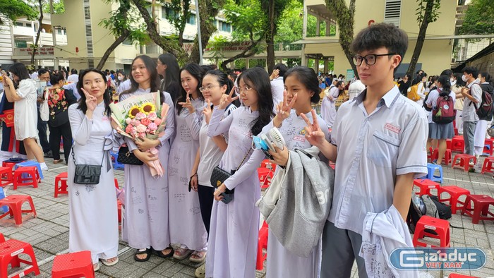 Học sinh lớp 12 Trường trung học phổ thông Hùng Vương trong giây phút chia tay của tuổi học trò (ảnh: VD)