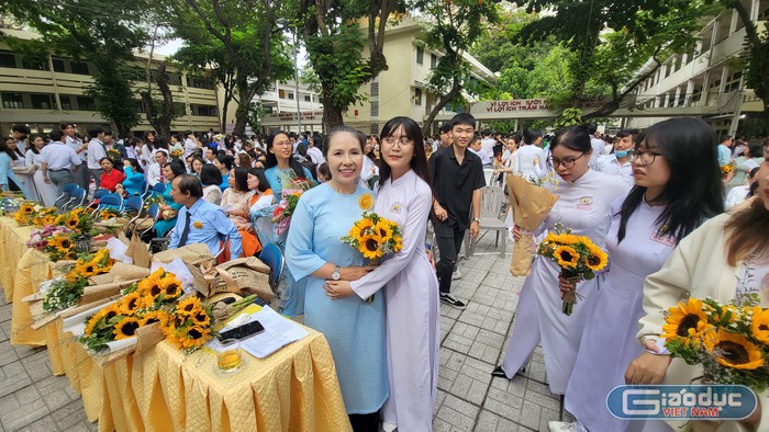 Cô Trương Thị Bích Thủy nhận hoa tri ân của học sinh Trường Hùng Vương (ảnh: VD)