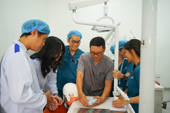 Học sinh được trải nghiệm lấy dấu răng trên mẫu hàm nhựa tại Khoa Răng Hàm Mặt của HIU (Ảnh: HIU)
