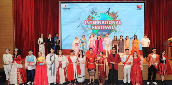 Phần trình diễn trang phục các quốc gia của sinh viên HIU tại Lễ hội International Festival 2023 (ảnh: HIU)