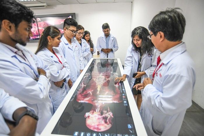 Sinh viên HIU trong giờ học thực hành Y khoa với Hệ thống phẫu tích 3D (ảnh: HIU)