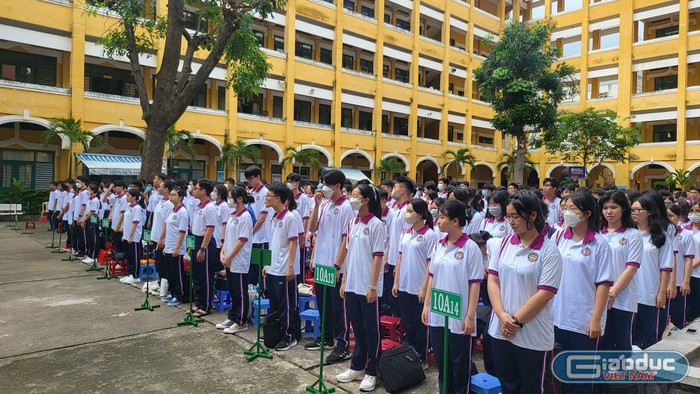 Học sinh Trường trung học phổ thông Trưng Vương tựu trường, chuẩn bị cho năm học mới (ảnh: V.D)
