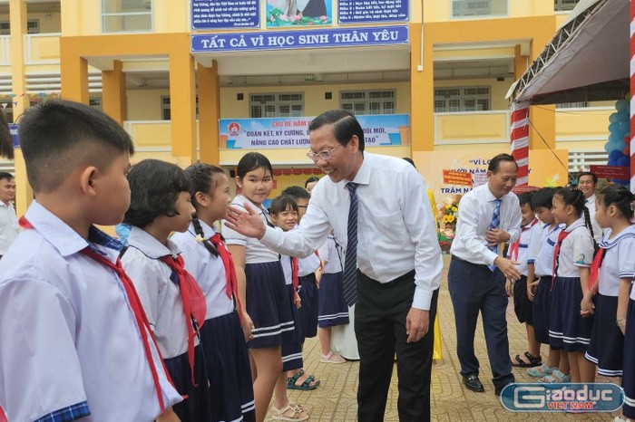 Chủ tịch Ủy ban Nhân dân Thành phố Hồ Chí Minh Phan Văn Mãi thăm hỏi, động viên học sinh Trường tiểu học Rạch Già, Bình Chánh (ảnh: CTV)